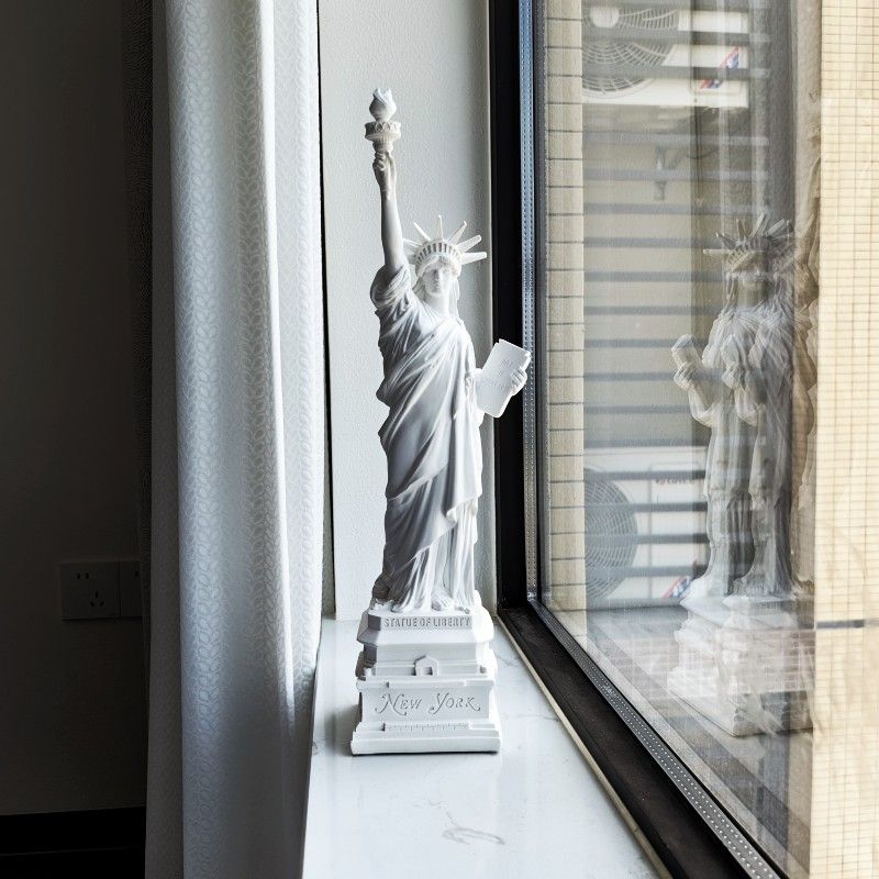 Statue of Liberty Model Desk A - Travel Accessories New York ulasan dan harga